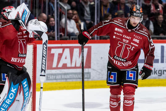 Örebros målvakt Jhonas Enroth och Glenn Gustafsson deppar