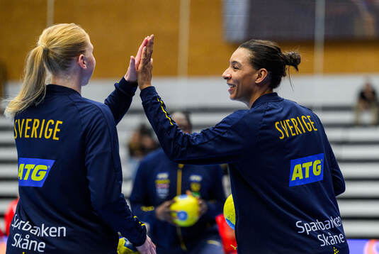 Tyra Axnér and Jamina Roberts of Sweden