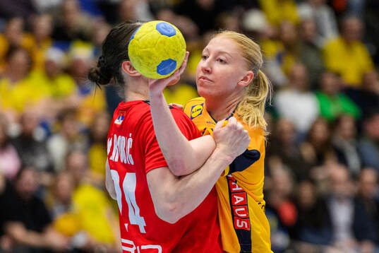 Jovana Skrobic of Serbia and Tyra Axnér of Sweden