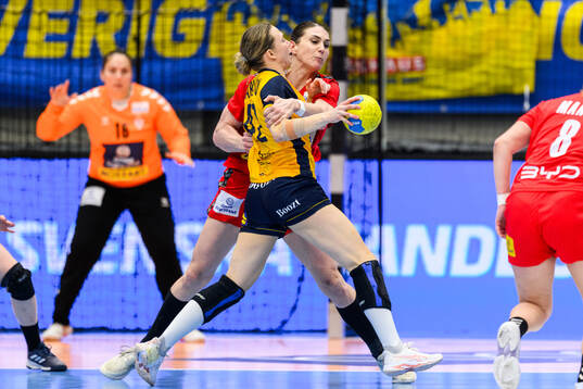 Jenny Carlson of Sweden and Jovana Skrobic of Serbia