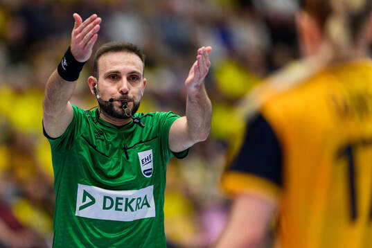 Referee Pietro Monitillo