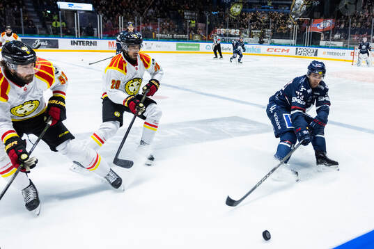 Brynäs Luke Witkowski och Tyler Vesel mot Nicholas Shore