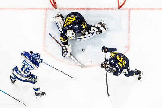 Leksands Max Veronneau och HV71s målvakt Felix Sandström