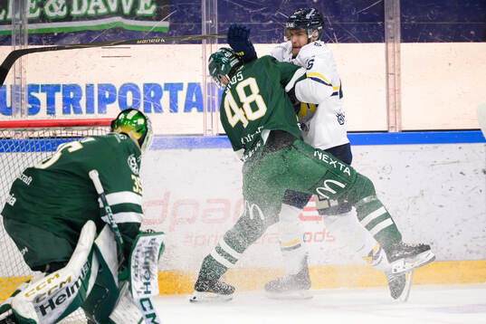 Färjestads Filip Roos och HV71s Joona Luoto