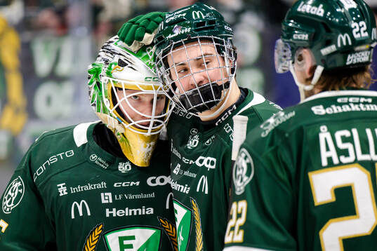 Färjestads målvakt Melker Thelin och Måns Gudmundsson