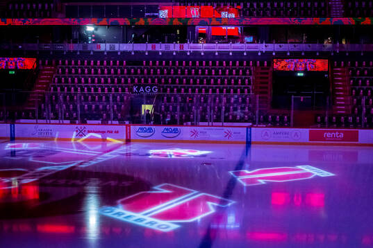 Örebro delar ut halsdukar till alla på sittplats