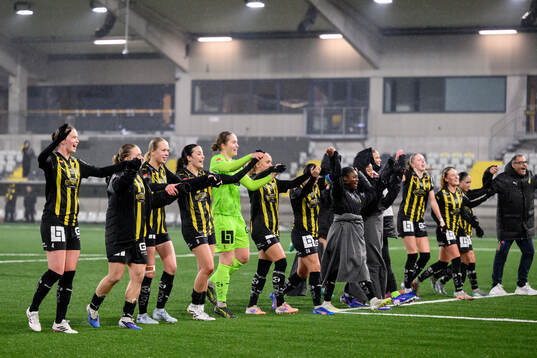 Häckens spelare jublar
