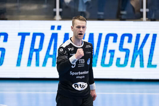 Alingsås målvakt Anton Hagvall jublar