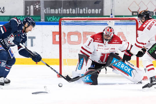 Linköpings Christoffer Ehn och Örebros målvakt Jhonas