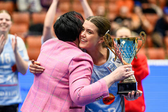 H65 Höörs Emma Nuhanovic tar emot en pokal