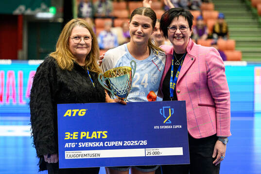 H65 Höörs Emma Nuhanovic tar emot en pokal