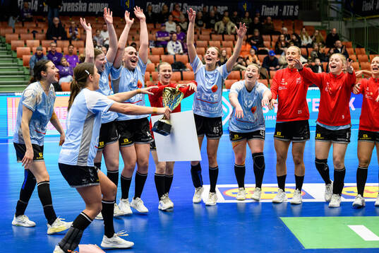 H65 Höörs spelare jublar med pokalen