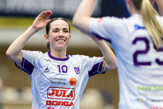 Skaras Melanie Felber jublar