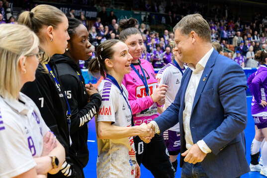 Skaras Melanie Felber får sin silvermedalj