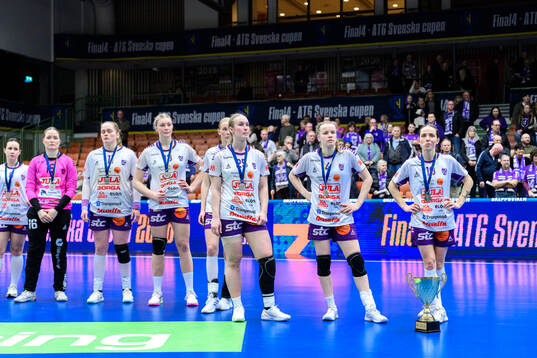 Skaras spelare deppar med pokal tilldelad andra plats och
