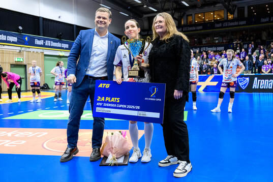 Skaras Melanie Felber tilldelas andraplats pokal