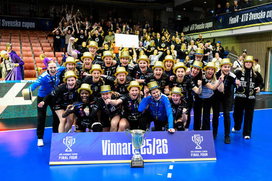 Bodens spelare jublar med pokal