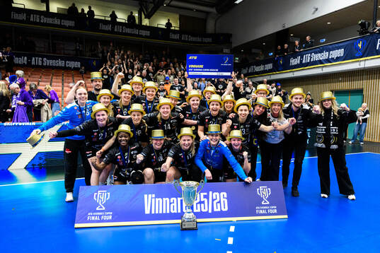 Bodens spelare jublar med pokal