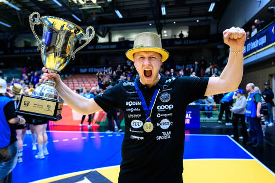 Bodens tränare Lukas Andersson Männikkö jublar med pokal