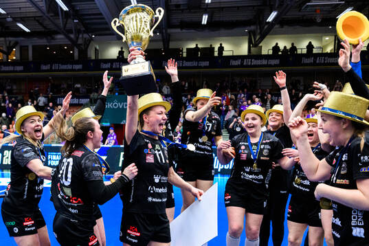 Bodens Sara Nordström jublar med pokal