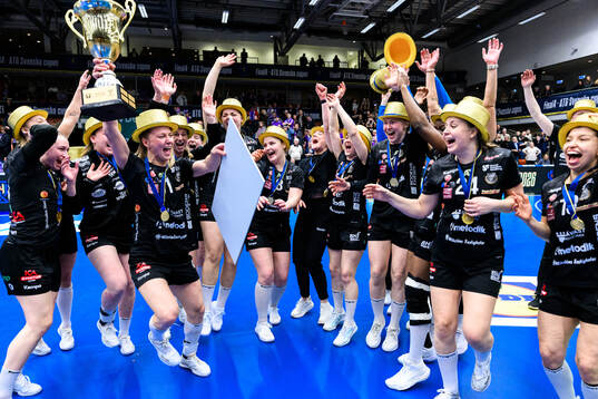 Bodens Sara Nordström jublar med pokal
