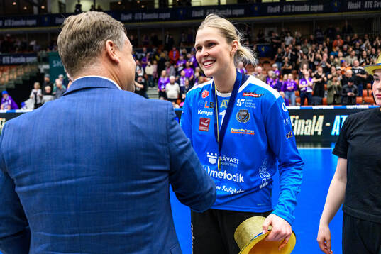 Bodens målvakt Sofie Börjesson får sin guldmedalj