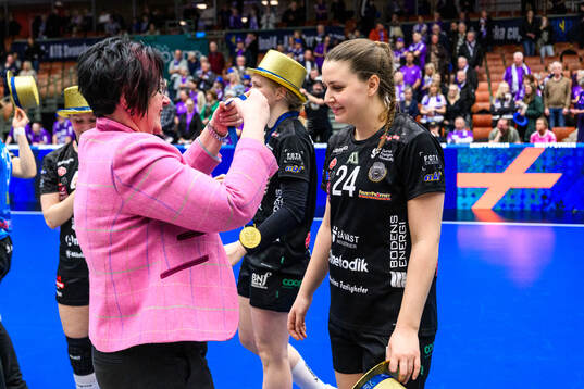 Bodens Mia Lagumdzija får sin guldmedalj