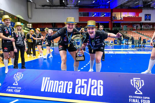 Bodens Isabelle Andersson och Frida Höglund jublar med