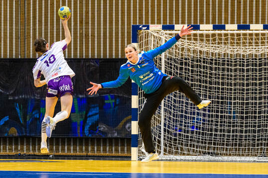 Skaras Melanie Felber och Bodens målvakt Sofie Börjesson