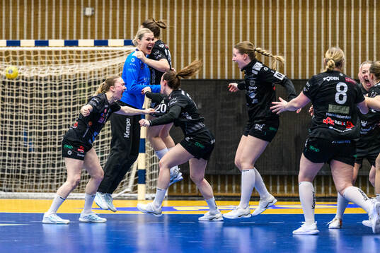 Bodens målvakt Sofie Börjesson jublar med lagkamrater