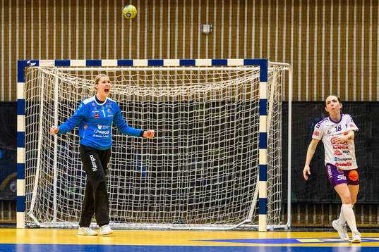 Bodens målvakt Sofie Börjesson jublar och Skaras Melanie