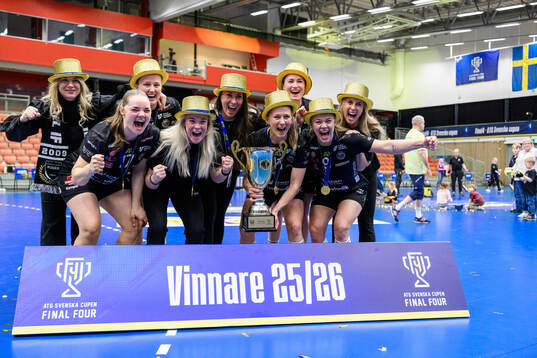 Bodens spelare jublar med pokal