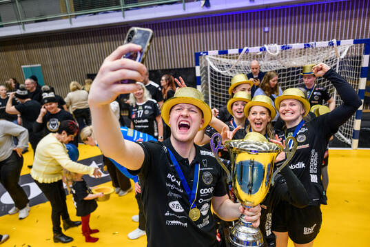 Bodens tränare Lukas Andersson Männikkö jublar med pokal
