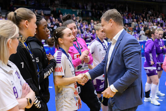 Skaras Melanie Felber får sin silvermedalj