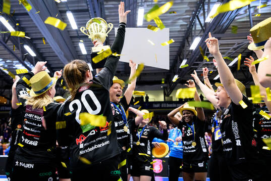 Bodens Sara Nordström jublar med pokal och lagkamrater