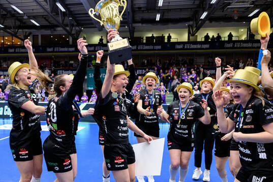 Bodens Sara Nordström jublar med pokal och lagkamrater