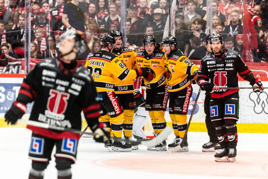 Luleås Isac Hedqvist jublar med lagkamrater vid 1-4 målet