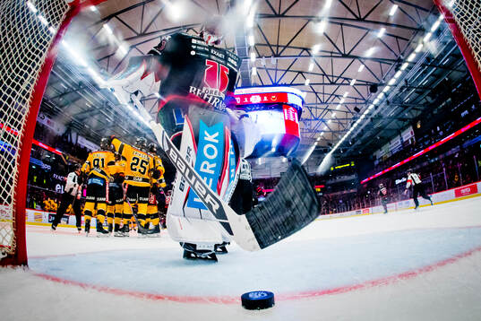 Luleås Isac Hedqvist jublar med Brian O'Neill och Filip