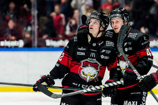 Malmö Redhawks Janne Kuokkanen och Lauri Pajuniemi jublar