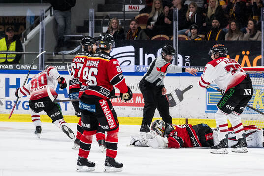 Örebros Kalle Miketinac jublar och Luleås målvakt