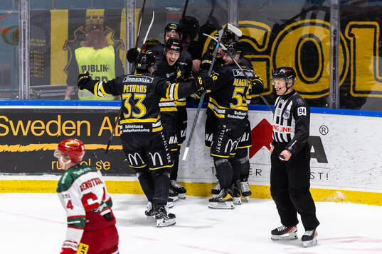 AIKs Oskar Magnusson jublar med lagkamrater