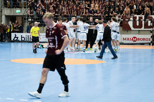 Aranäs spelare jublar medan Lugis Albert Månsson deppar i