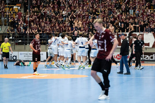Aranäs spelare jublar medan Lugis Albert Månsson deppar i