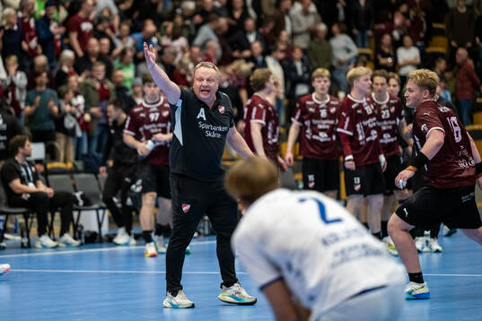 Lugis tränare Ola Månsson agerar