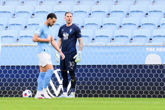 Malmö FFs målvakt Robin Olsen deppar