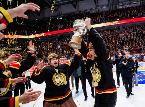 Brynäs Julia Östlund jublar med pokalen