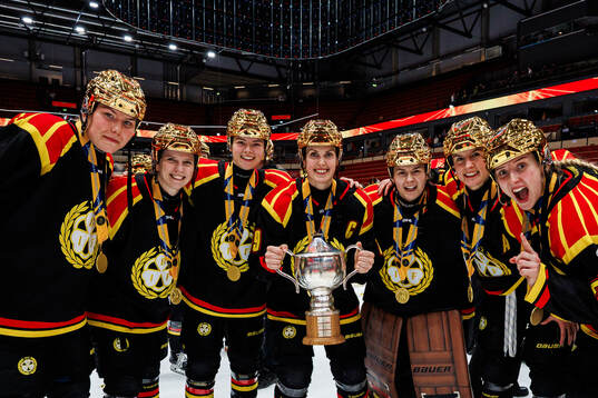 Brynäs Elin Svensson och Julia Östlund jublar med pokalen