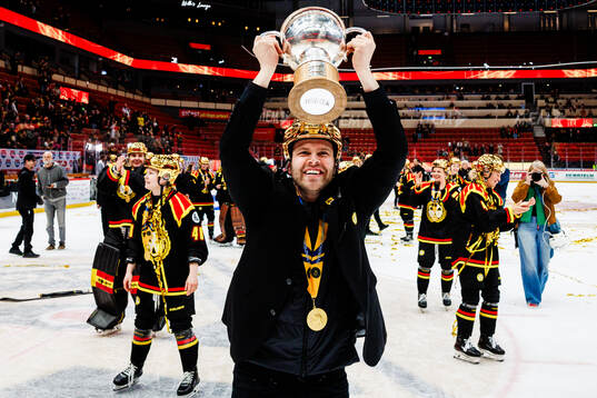 Brynäs tränare Filip Eriksson jublar