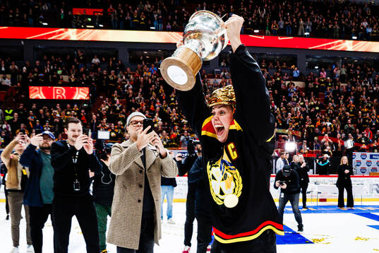 Brynäs Julia Östlund jublar med SM-pokalen