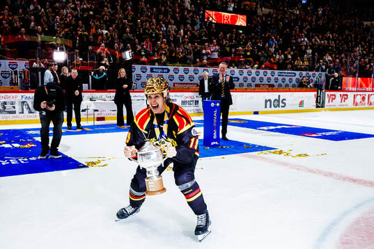 Brynäs Julia Östlund jublar med SM-pokalen